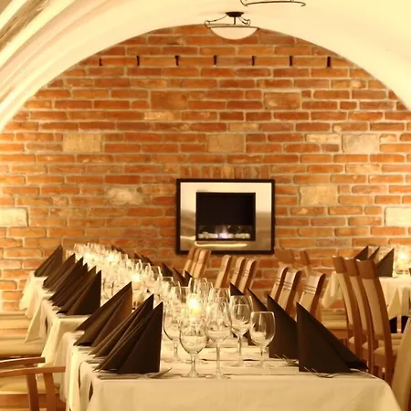 伊斯托利亚伊斯托兰特酒店 4*