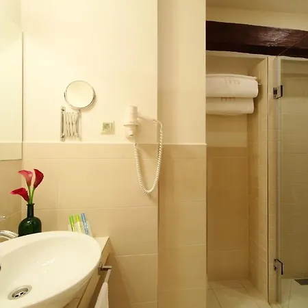 伊斯托利亚伊斯托兰特酒店 4*