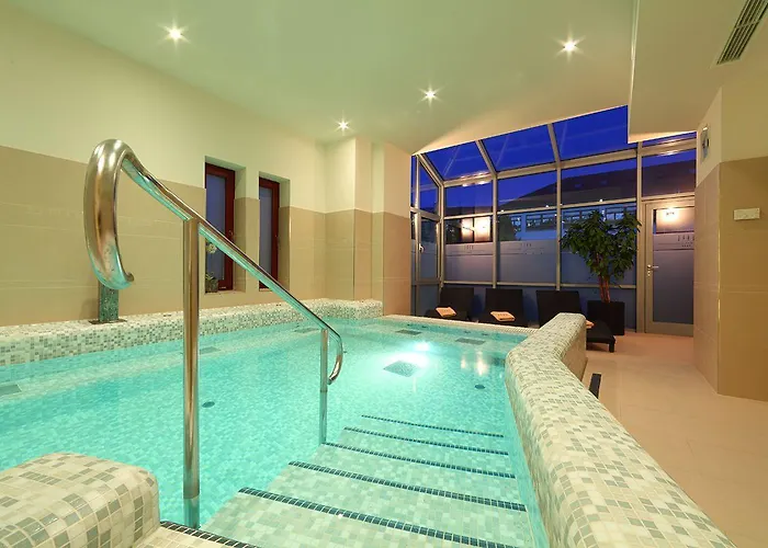 Historia & Historante ホテル ヴェスプレーム